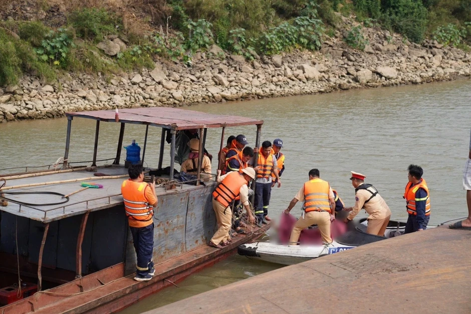 Phú Thọ: Tập trung toàn lực tìm kiếm 2 nạn nhân vụ chìm tàu trên sông Hồng