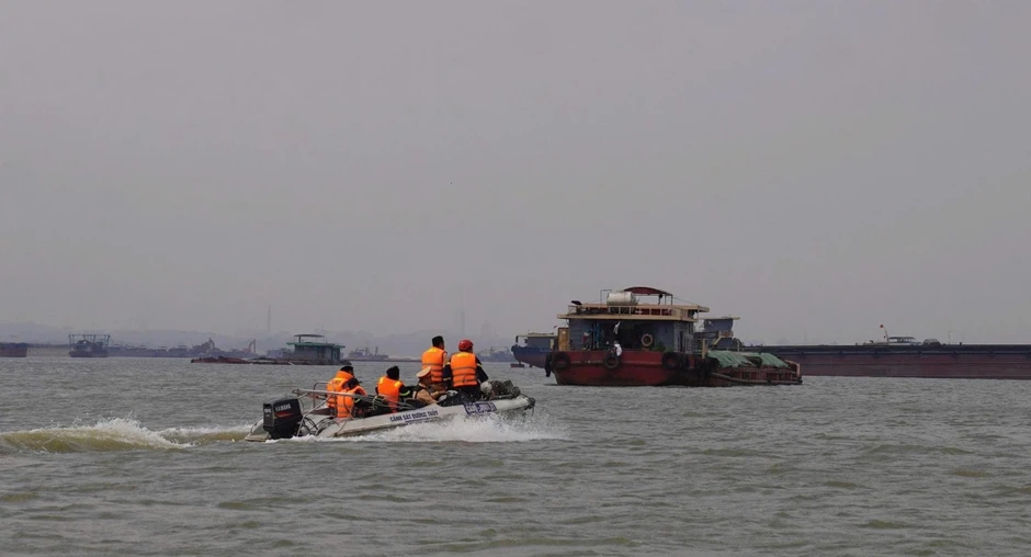 Phú Thọ: Tập trung toàn lực tìm kiếm 2 nạn nhân vụ chìm tàu trên sông Hồng
