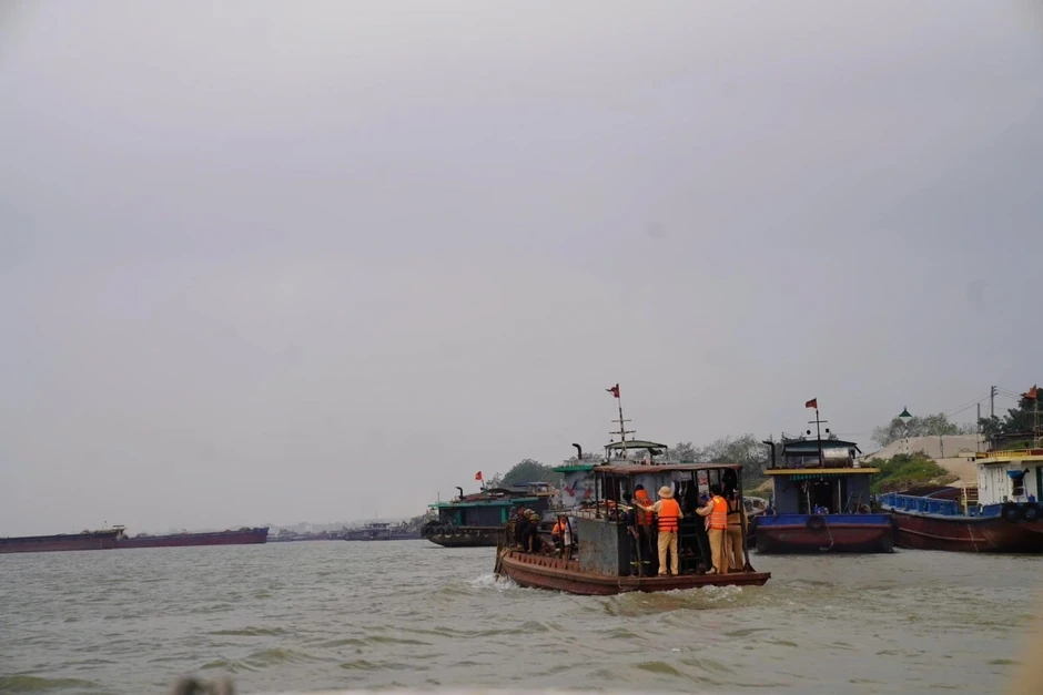 Phú Thọ: Tập trung toàn lực tìm kiếm 2 nạn nhân vụ chìm tàu trên sông Hồng