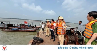 Phú Thọ: Tập trung toàn lực tìm kiếm 2 nạn nhân vụ chìm tàu trên sông Hồng