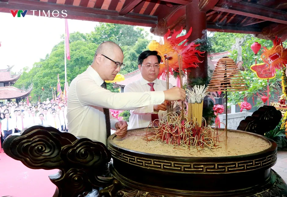 Phú Thọ thành kính dâng hương Đức Quốc Tổ Lạc Long Quân và Tổ Mẫu Âu Cơ Phú Thọ thành kính dâng hương Đức Quốc Tổ Lạc Long Quân và Tổ Mẫu Âu Cơ