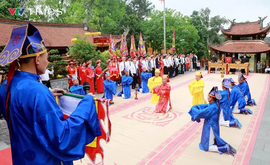 Phú Thọ thành kính dâng hương Đức Quốc Tổ Lạc Long Quân và Tổ Mẫu Âu Cơ Phú Thọ thành kính dâng hương Đức Quốc Tổ Lạc Long Quân và Tổ Mẫu Âu Cơ