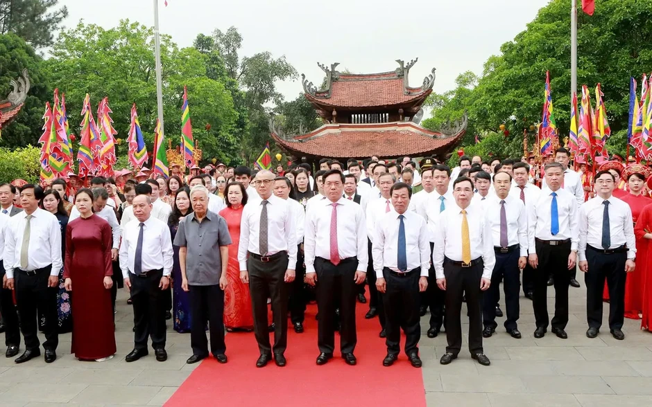 Phú Thọ thành kính dâng hương Đức Quốc Tổ Lạc Long Quân và Tổ Mẫu Âu Cơ Phú Thọ thành kính dâng hương Đức Quốc Tổ Lạc Long Quân và Tổ Mẫu Âu Cơ