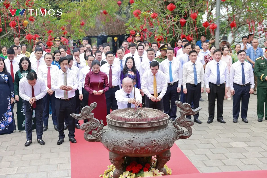 Phú Thọ thành kính dâng hương Đức Quốc Tổ Lạc Long Quân và Tổ Mẫu Âu Cơ Phú Thọ thành kính dâng hương Đức Quốc Tổ Lạc Long Quân và Tổ Mẫu Âu Cơ