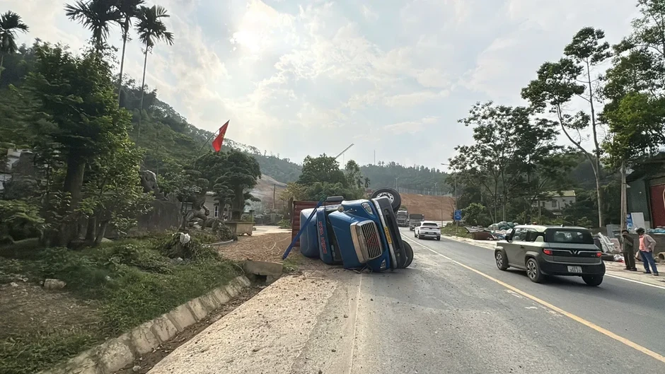 Phú Thọ: Xe tải lật nghiêng trên quốc lộ 6 sau khi đâm nát dải phân cách Phú Thọ: Xe tải lật nghiêng trên quốc lộ 6 sau khi đâm nát dải phân cách