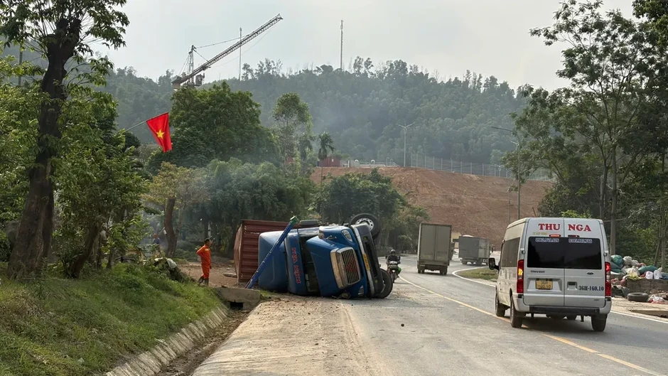 Phú Thọ: Xe tải lật nghiêng trên quốc lộ 6 sau khi đâm nát dải phân cách Phú Thọ: Xe tải lật nghiêng trên quốc lộ 6 sau khi đâm nát dải phân cách