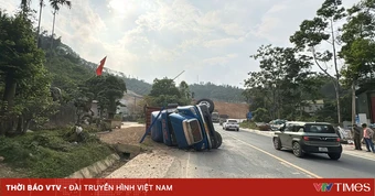 Phú Thọ: Xe tải lật nghiêng trên quốc lộ 6 sau khi đâm nát dải phân cách