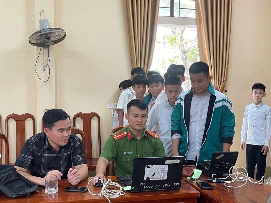 Phục vụ xuyên lễ, Công an Hà Tĩnh tăng tốc cấp định danh điện tử