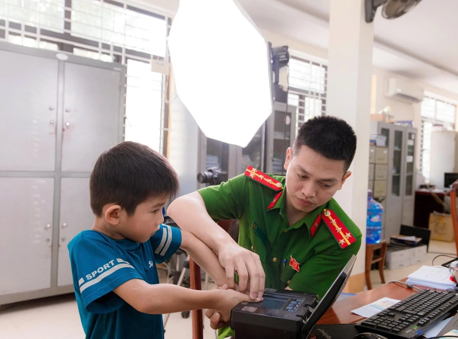Phục vụ xuyên lễ, Công an Hà Tĩnh tăng tốc cấp định danh điện tử