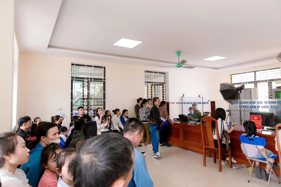 Phục vụ xuyên lễ, Công an Hà Tĩnh tăng tốc cấp định danh điện tử