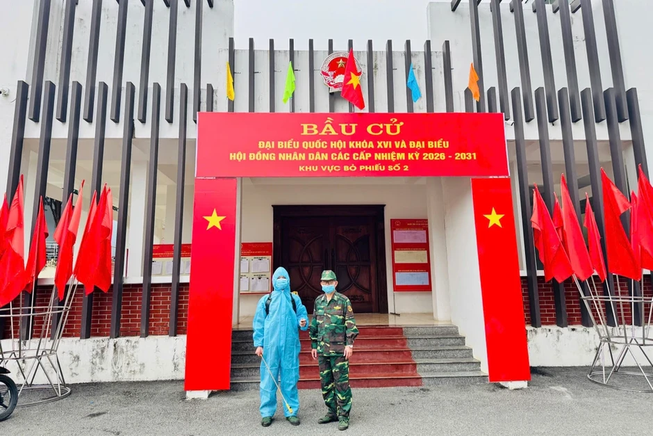 Phun khử khuẩn khu vực bỏ phiếu trước ngày bầu cử Phun khử khuẩn khu vực bỏ phiếu trước ngày bầu cử