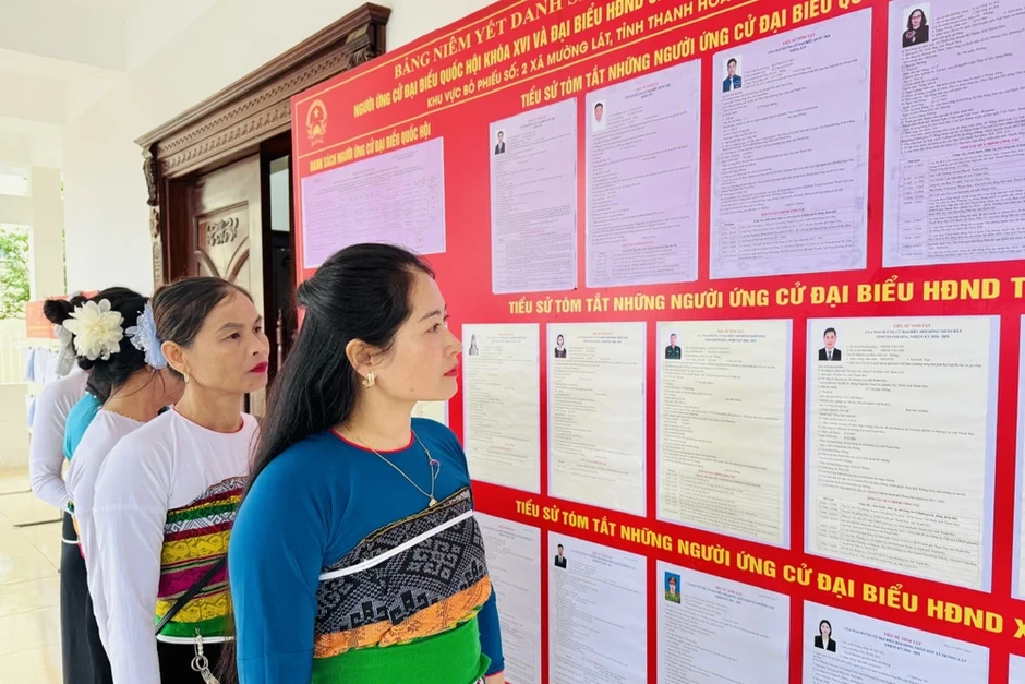 Phun khử khuẩn khu vực bỏ phiếu trước ngày bầu cử Phun khử khuẩn khu vực bỏ phiếu trước ngày bầu cử