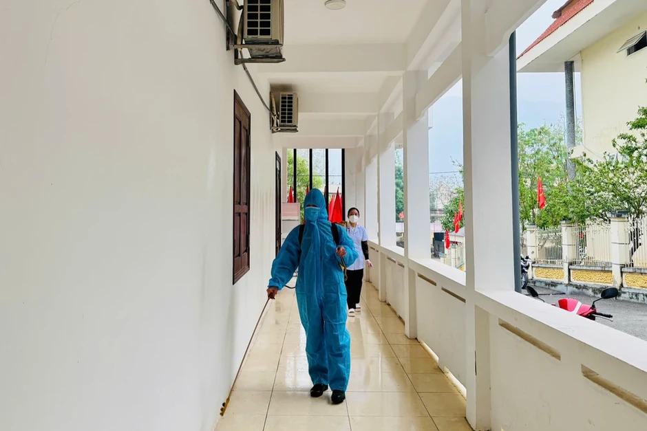 Phun khử khuẩn khu vực bỏ phiếu trước ngày bầu cử Phun khử khuẩn khu vực bỏ phiếu trước ngày bầu cử