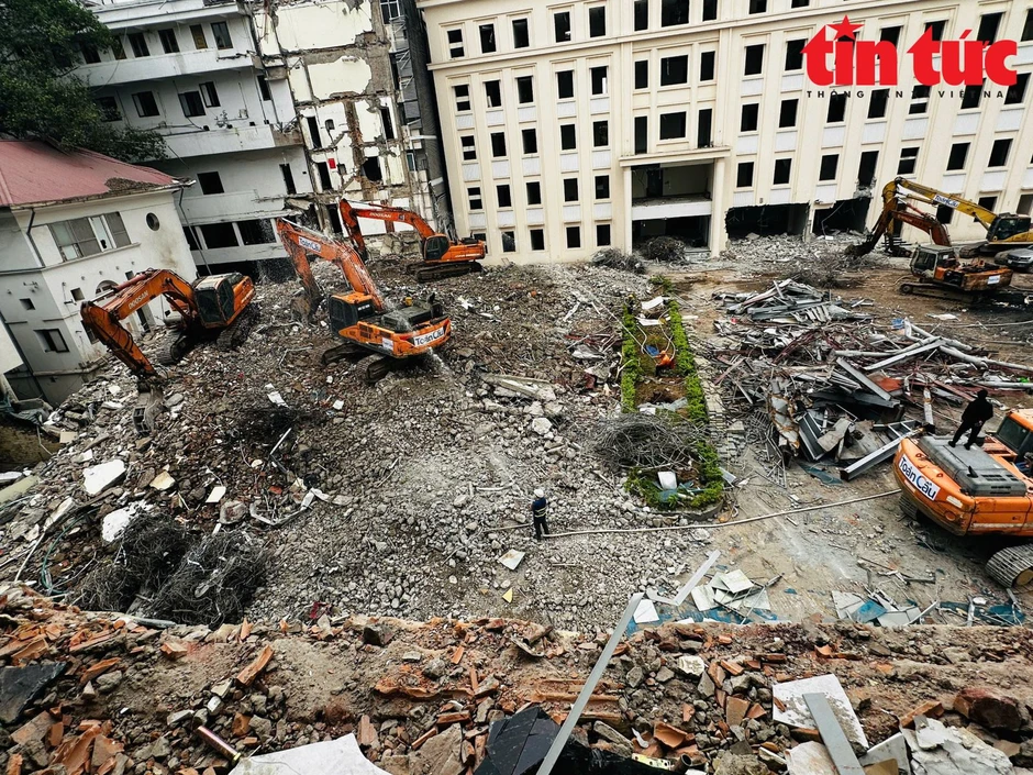 Phun nước chống bụi khi phá dỡ công trình phía Đông hồ Hoàn Kiếm