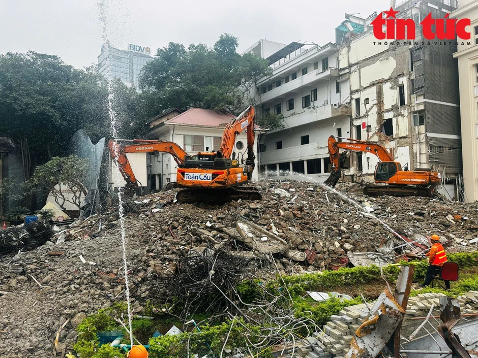 Phun nước chống bụi khi phá dỡ công trình phía Đông hồ Hoàn Kiếm
