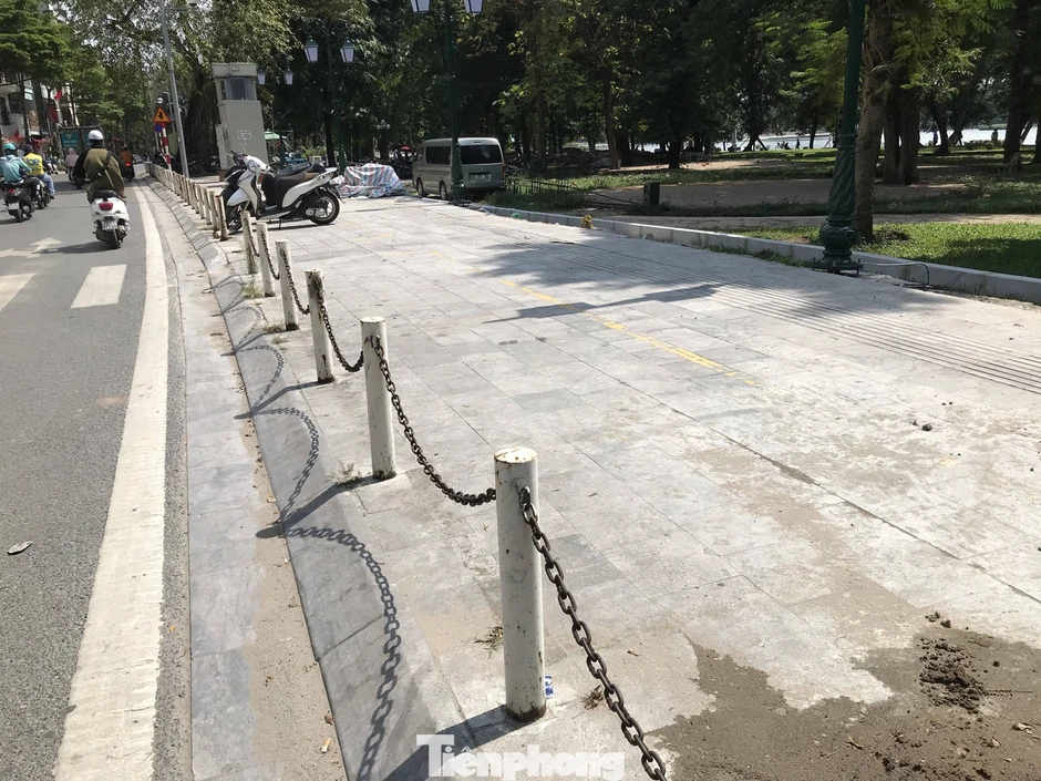Phường Hai Bà Trưng nói gì về việc ‘đục phá vỉa hè lát đá trên tuyến đường trăm tỷ’? Phường Hai Bà Trưng nói gì về việc ‘đục phá vỉa hè lát đá trên tuyến đường trăm tỷ’?