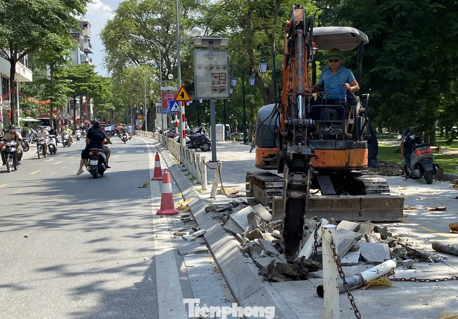 Phường Hai Bà Trưng nói gì về việc ‘đục phá vỉa hè lát đá trên tuyến đường trăm tỷ’? Phường Hai Bà Trưng nói gì về việc ‘đục phá vỉa hè lát đá trên tuyến đường trăm tỷ’?