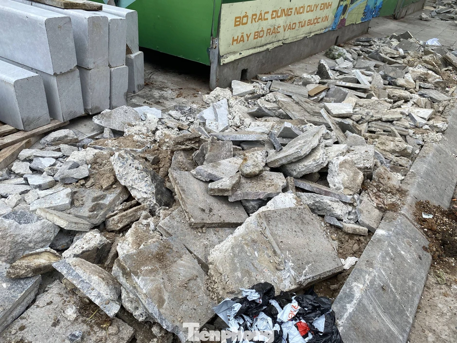 Phường Hai Bà Trưng nói gì về việc ‘đục phá vỉa hè lát đá trên tuyến đường trăm tỷ’? Phường Hai Bà Trưng nói gì về việc ‘đục phá vỉa hè lát đá trên tuyến đường trăm tỷ’?