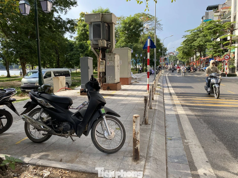 Phường Hai Bà Trưng nói gì về việc ‘đục phá vỉa hè lát đá trên tuyến đường trăm tỷ’? Phường Hai Bà Trưng nói gì về việc ‘đục phá vỉa hè lát đá trên tuyến đường trăm tỷ’?
