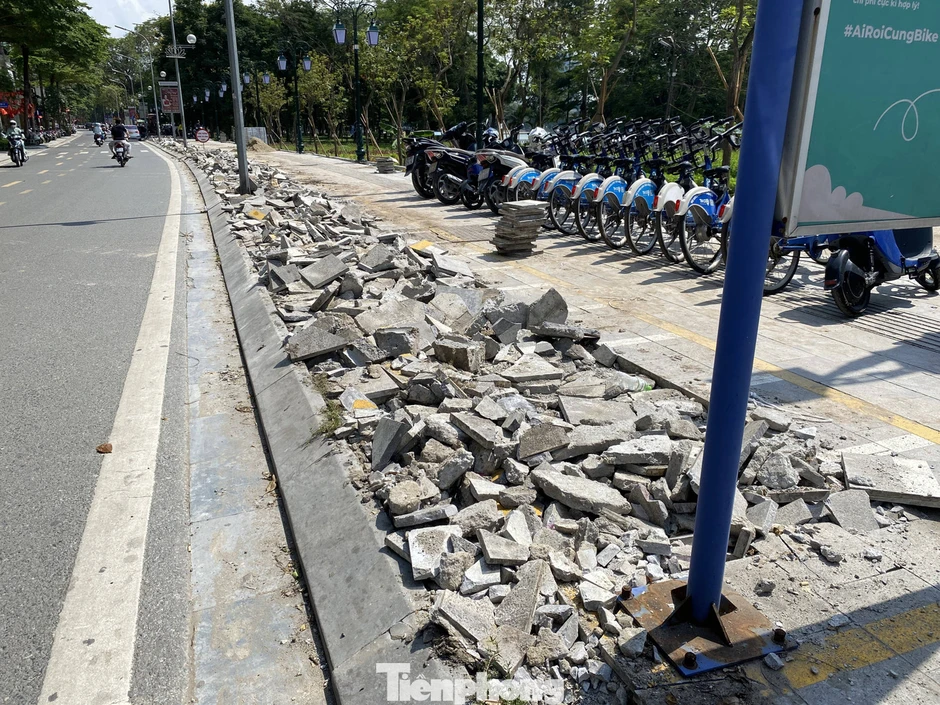 Phường Hai Bà Trưng nói gì về việc ‘đục phá vỉa hè lát đá trên tuyến đường trăm tỷ’? Phường Hai Bà Trưng nói gì về việc ‘đục phá vỉa hè lát đá trên tuyến đường trăm tỷ’?