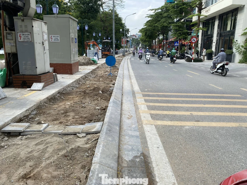 Phường Hai Bà Trưng nói gì về việc ‘đục phá vỉa hè lát đá trên tuyến đường trăm tỷ’? Phường Hai Bà Trưng nói gì về việc ‘đục phá vỉa hè lát đá trên tuyến đường trăm tỷ’?