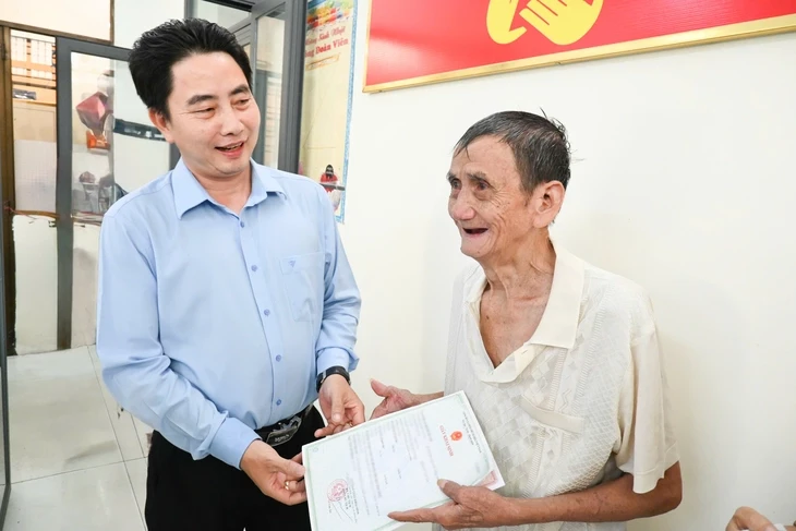 Phường Tân Tạo trao giấy khai sinh cho 2 người dân thuộc diện nhân khẩu đặc thù Phường Tân Tạo trao giấy khai sinh cho 2 người dân thuộc diện nhân khẩu đặc thù
