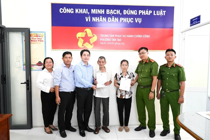 Phường Tân Tạo trao giấy khai sinh cho 2 người dân thuộc diện nhân khẩu đặc thù Phường Tân Tạo trao giấy khai sinh cho 2 người dân thuộc diện nhân khẩu đặc thù