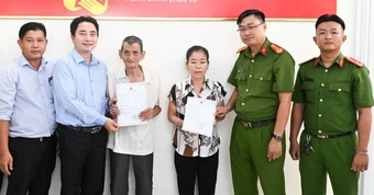 Phường Tân Tạo trao giấy khai sinh cho 2 người dân thuộc diện nhân khẩu đặc thù