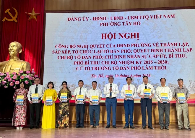 Phường Tây Hồ (Hà Nội) công bố thành lập, sắp xếp, tổ chức lại tổ dân phố Phường Tây Hồ (Hà Nội) công bố thành lập, sắp xếp, tổ chức lại tổ dân phố