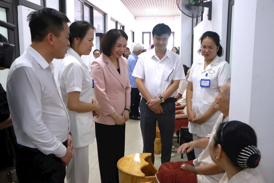Phường Tây Hồ (Hà Nội) thí điểm mô hình chăm sóc người cao tuổi ban ngày tại cộng đồng Phường Tây Hồ (Hà Nội) thí điểm mô hình chăm sóc người cao tuổi ban ngày tại cộng đồng
