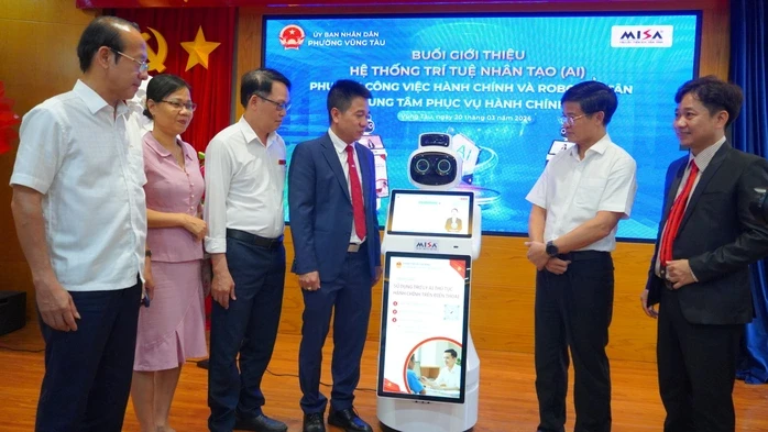 Phường Vũng Tàu đưa robot lễ tân vào phục vụ người dân