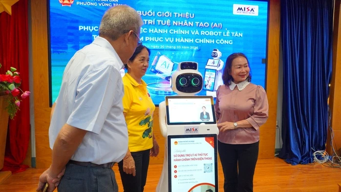 Phường Vũng Tàu đưa robot lễ tân vào phục vụ người dân