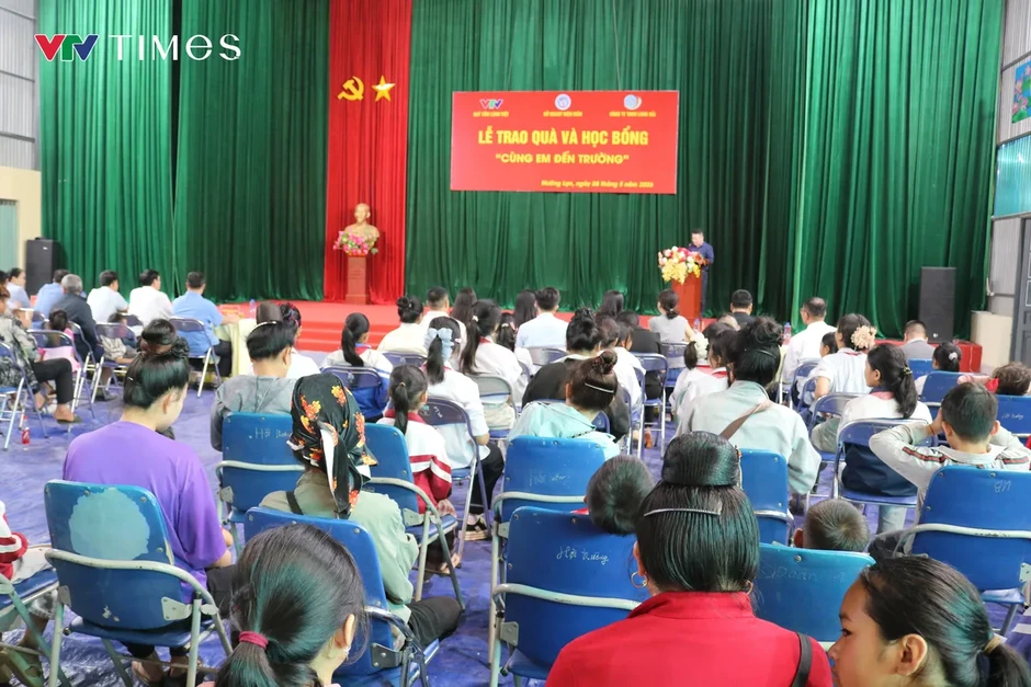 Quỹ Tấm lòng Việt trao quà và học bổng "Cùng em đến trường" tại xã Mường Lạn (Điện Biên) Quỹ Tấm lòng Việt trao quà và học bổng "Cùng em đến trường" tại xã Mường Lạn (Điện Biên)