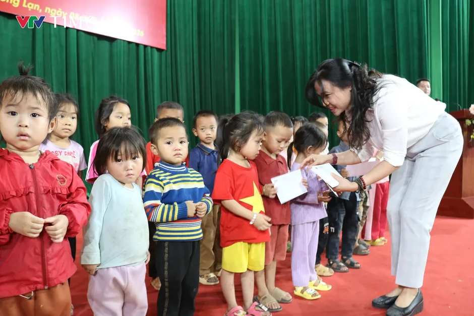 Quỹ Tấm lòng Việt trao quà và học bổng "Cùng em đến trường" tại xã Mường Lạn (Điện Biên) Quỹ Tấm lòng Việt trao quà và học bổng "Cùng em đến trường" tại xã Mường Lạn (Điện Biên)