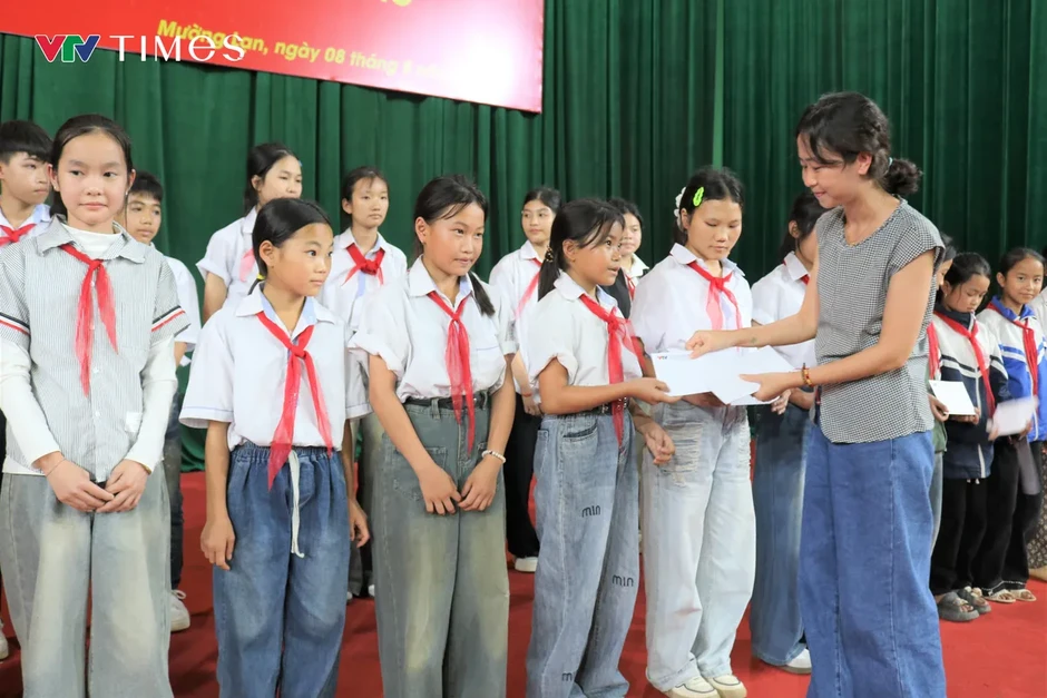 Quỹ Tấm lòng Việt trao quà và học bổng "Cùng em đến trường" tại xã Mường Lạn (Điện Biên) Quỹ Tấm lòng Việt trao quà và học bổng "Cùng em đến trường" tại xã Mường Lạn (Điện Biên)
