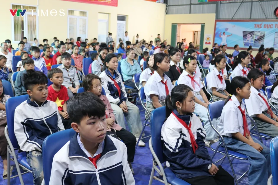 Quỹ Tấm lòng Việt trao quà và học bổng "Cùng em đến trường" tại xã Mường Lạn (Điện Biên) Quỹ Tấm lòng Việt trao quà và học bổng "Cùng em đến trường" tại xã Mường Lạn (Điện Biên)