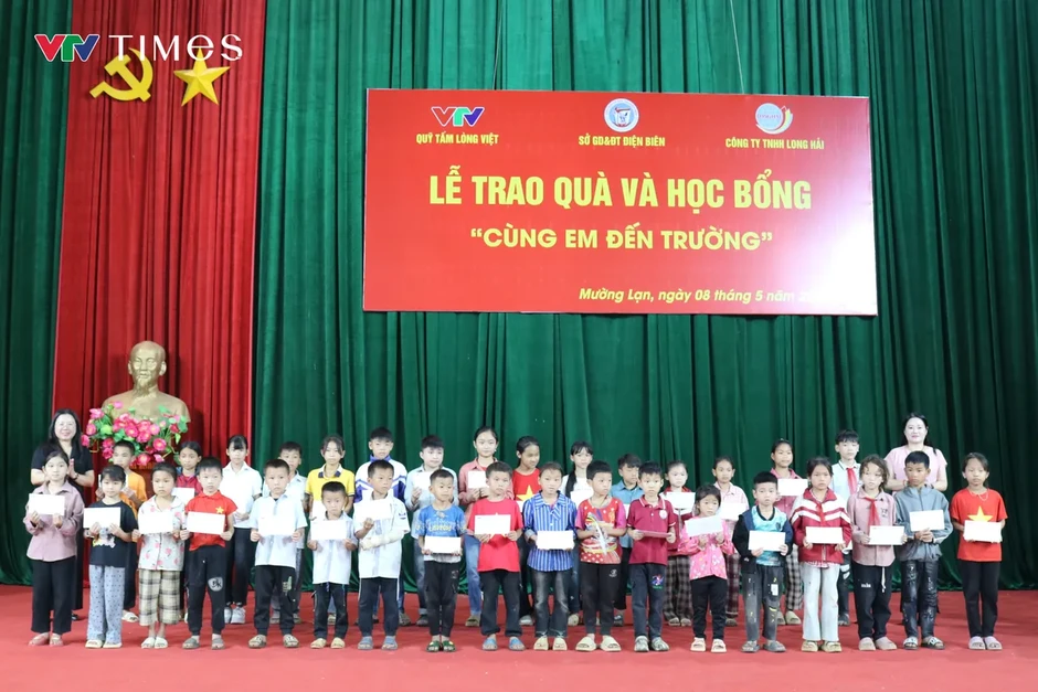 Quỹ Tấm lòng Việt trao quà và học bổng "Cùng em đến trường" tại xã Mường Lạn (Điện Biên) Quỹ Tấm lòng Việt trao quà và học bổng "Cùng em đến trường" tại xã Mường Lạn (Điện Biên)