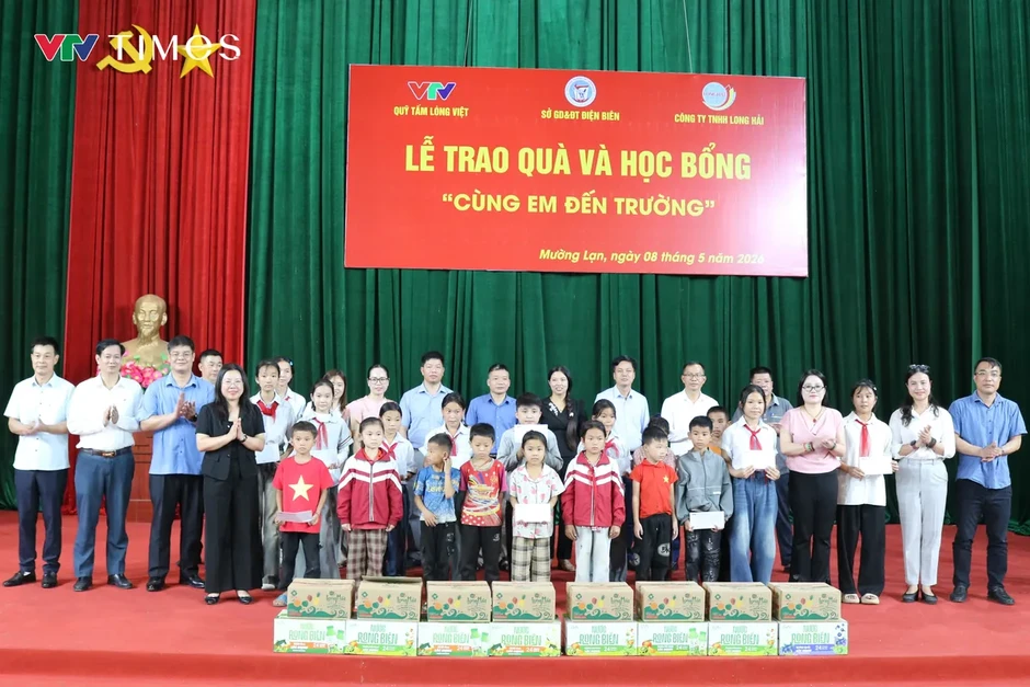 Quỹ Tấm lòng Việt trao quà và học bổng "Cùng em đến trường" tại xã Mường Lạn (Điện Biên) Quỹ Tấm lòng Việt trao quà và học bổng "Cùng em đến trường" tại xã Mường Lạn (Điện Biên)