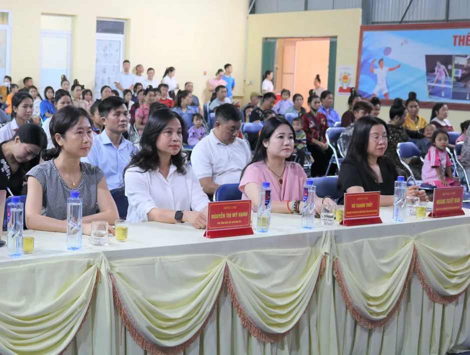 Quỹ Tấm lòng Việt trao quà và học bổng "Cùng em đến trường" tại xã Mường Lạn (Điện Biên) Quỹ Tấm lòng Việt trao quà và học bổng "Cùng em đến trường" tại xã Mường Lạn (Điện Biên)