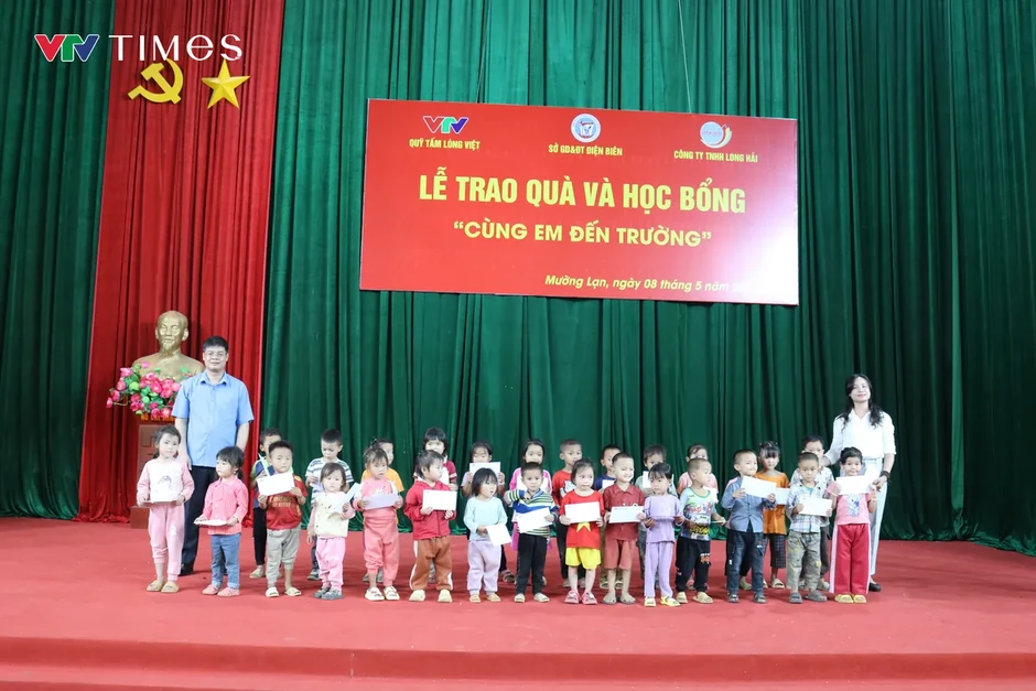 Quỹ Tấm lòng Việt trao quà và học bổng "Cùng em đến trường" tại xã Mường Lạn (Điện Biên) Quỹ Tấm lòng Việt trao quà và học bổng "Cùng em đến trường" tại xã Mường Lạn (Điện Biên)