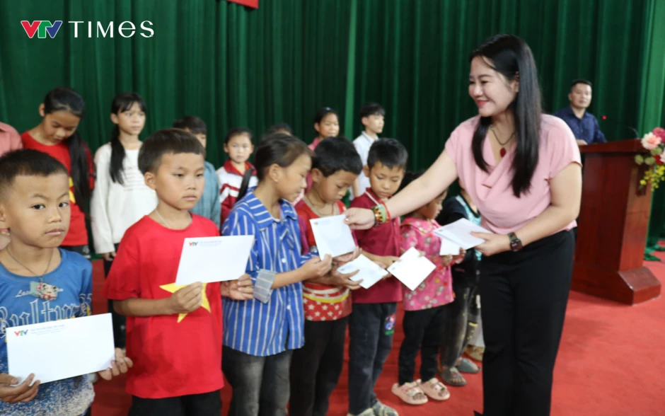 Quỹ Tấm lòng Việt trao quà và học bổng "Cùng em đến trường" tại xã Mường Lạn (Điện Biên) Quỹ Tấm lòng Việt trao quà và học bổng "Cùng em đến trường" tại xã Mường Lạn (Điện Biên)