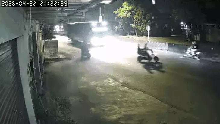 Qua đường ẩu, hai người thoát chết trước bánh xe khách Qua đường ẩu, hai người thoát chết trước bánh xe khách