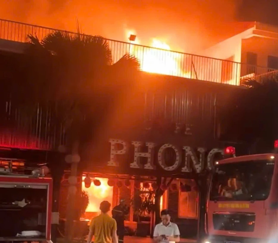 Quán cà phê ở Hà Tĩnh phát hỏa trong đêm, nhiều tài sản bị thiêu rụi Quán cà phê ở Hà Tĩnh phát hỏa trong đêm, nhiều tài sản bị thiêu rụi