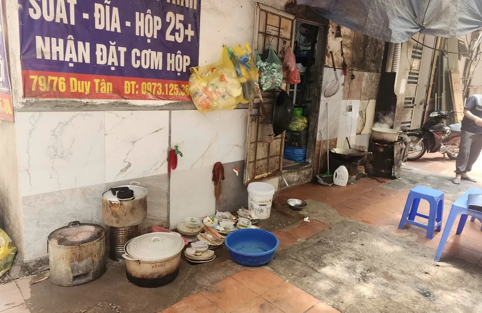 Quán cơm ở Cầu Giấy lĩnh phạt nặng vì chiếm ngõ đi chung để kinh doanh Quán cơm ở Cầu Giấy lĩnh phạt nặng vì chiếm ngõ đi chung để kinh doanh