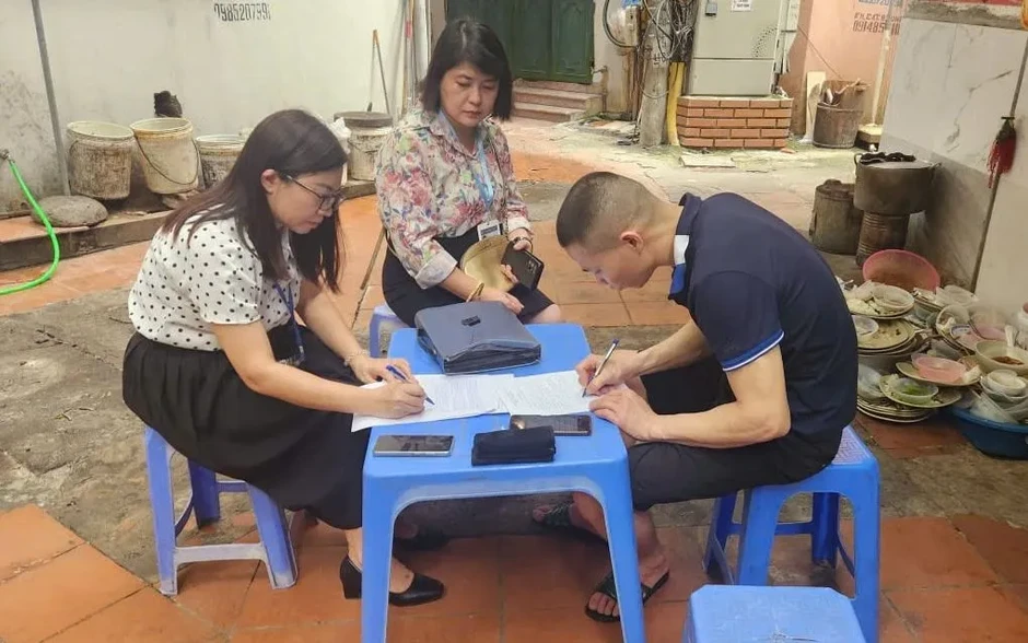 Quán cơm ở Cầu Giấy lĩnh phạt nặng vì chiếm ngõ đi chung để kinh doanh Quán cơm ở Cầu Giấy lĩnh phạt nặng vì chiếm ngõ đi chung để kinh doanh