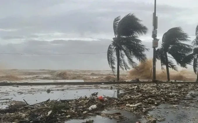 Quân đội phát công điện khẩn ứng phó áp thấp nhiệt đới trên Biển Đông Quân đội phát công điện khẩn ứng phó áp thấp nhiệt đới trên Biển Đông