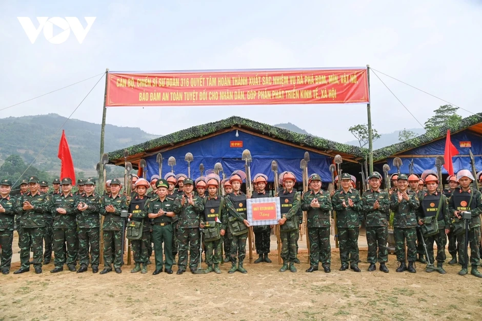 Quân khu 2 tăng cường quân số cho các đội tìm kiếm, quy tập hài cốt liệt sĩ Quân khu 2 tăng cường quân số cho các đội tìm kiếm, quy tập hài cốt liệt sĩ