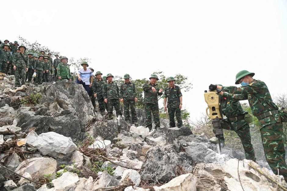 Quân khu 2 tăng cường quân số cho các đội tìm kiếm, quy tập hài cốt liệt sĩ Quân khu 2 tăng cường quân số cho các đội tìm kiếm, quy tập hài cốt liệt sĩ