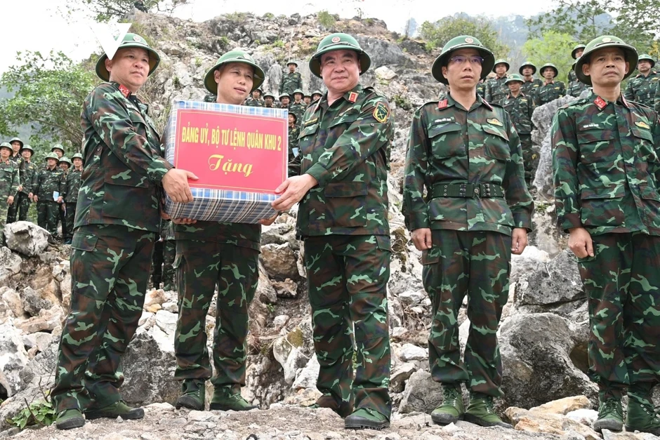 Quân khu 2 tăng cường quân số cho các đội tìm kiếm, quy tập hài cốt liệt sĩ Quân khu 2 tăng cường quân số cho các đội tìm kiếm, quy tập hài cốt liệt sĩ