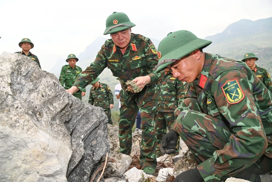 Quân khu 2 tăng cường quân số cho các đội tìm kiếm, quy tập hài cốt liệt sĩ Quân khu 2 tăng cường quân số cho các đội tìm kiếm, quy tập hài cốt liệt sĩ